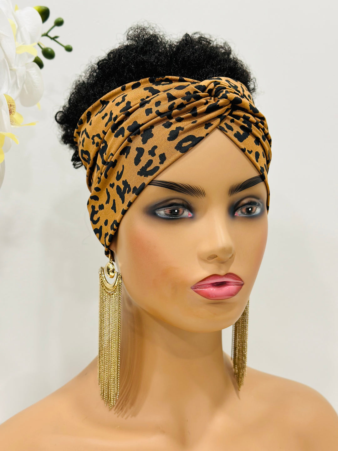 Shop the Animal Print Twist Headband, a lightweight headband with a chic twist design. Perfect for daily wear, this leopard print headband combines style and comfort!