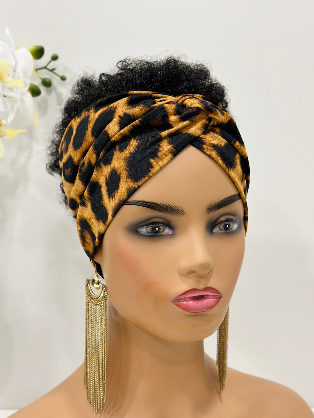 Shop the Animal Print Twist Headband, a lightweight headband with a chic twist design. Perfect for daily wear, this leopard print headband combines style and comfort!